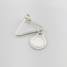 Cargar imagen en el visor de la galería, Tiffany &amp; Co. Paloma&#39;s Groove Triangular Keyring
