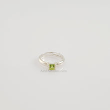 Cargar imagen en el visor de la galería, Tiffany &amp; Co. Peridot Ring
