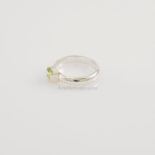 Cargar imagen en el visor de la galería, Tiffany &amp; Co. Peridot Ring
