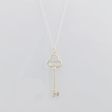 画像をギャラリービューアに読み込む, Tiffany &amp; Co. Trefoil Key Pendant
